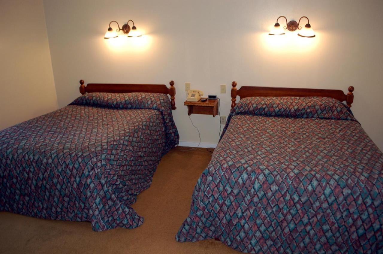 Maple Leaf Motel Schroon Lake Exterior photo