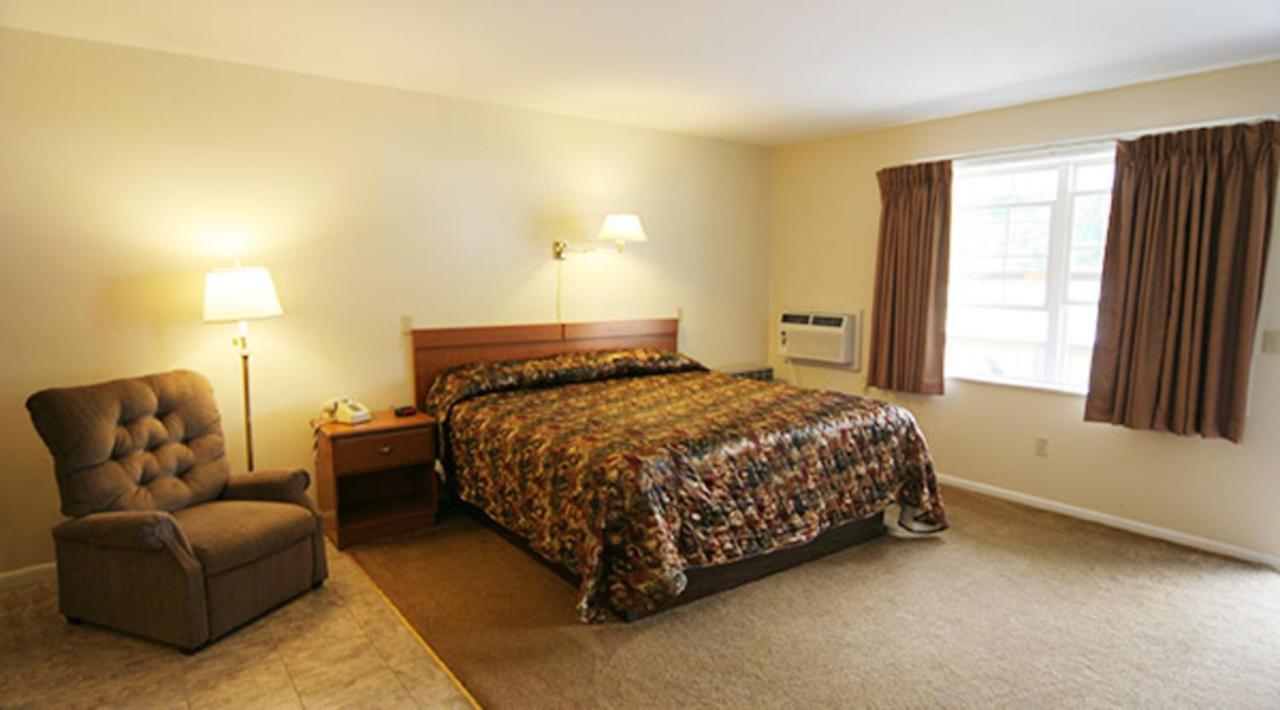 Maple Leaf Motel Schroon Lake Exterior photo